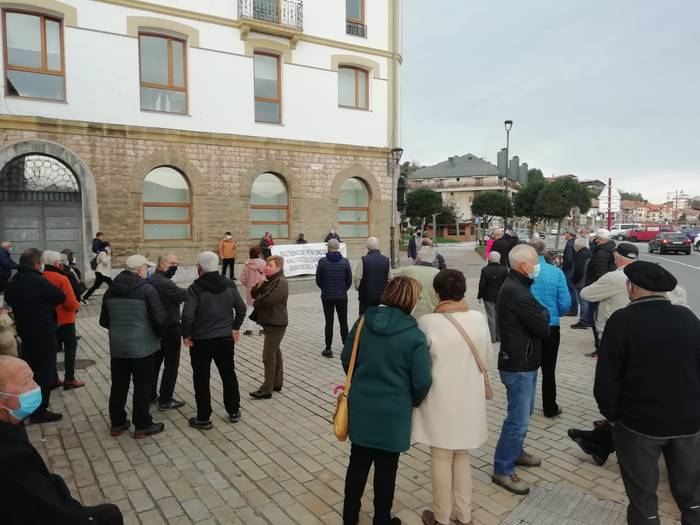 Pentsio publikoen eta osasungintza eta zaintza zerbitzu duinen aldeko elkarretaratzea egin dute