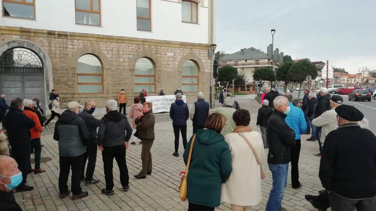 Pentsio publikoen eta osasungintza eta zaintza zerbitzu duinen aldeko elkarretaratzea egin dute