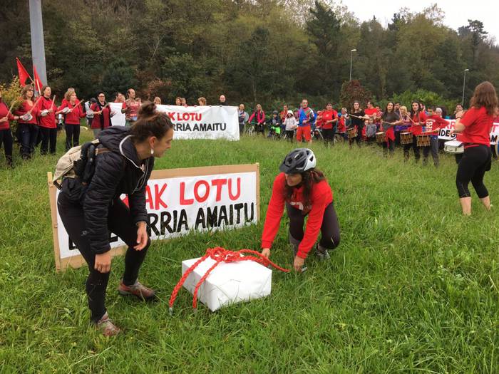 Dozenaka lagunek parte hartu dute Iraeta eta Narrondo arteko bidegorriaren aldeko martxan