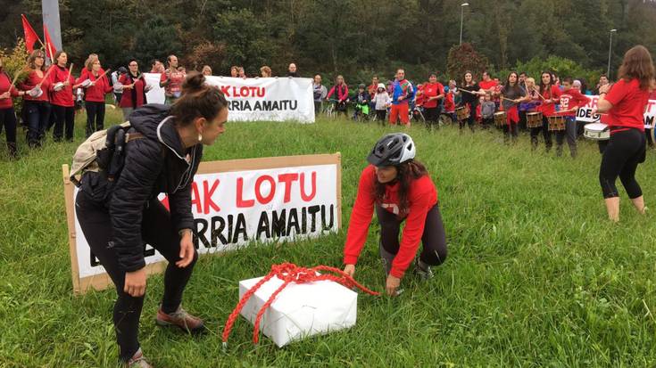 Dozenaka lagunek parte hartu dute Iraeta eta Narrondo arteko bidegorriaren aldeko martxan