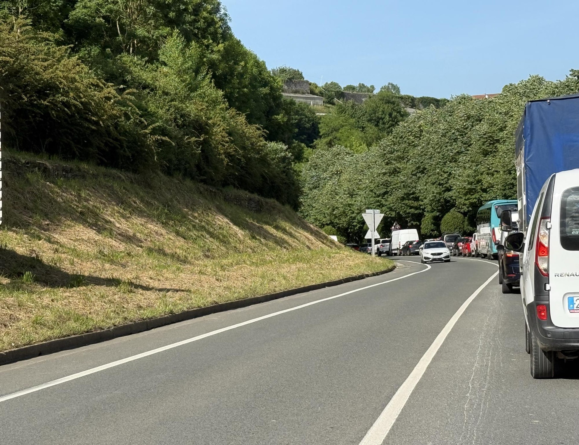 Trafiko istripua izan da Loiolan, auto ilarak eraginez