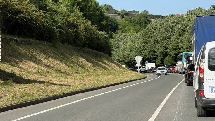 Trafiko istripua izan da Loiolan, auto ilarak eraginez