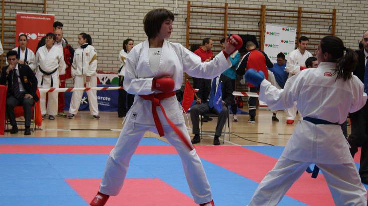 ARGAZKI BILDUMA: Karate txapelketak jokatu dituzte Azkoitian