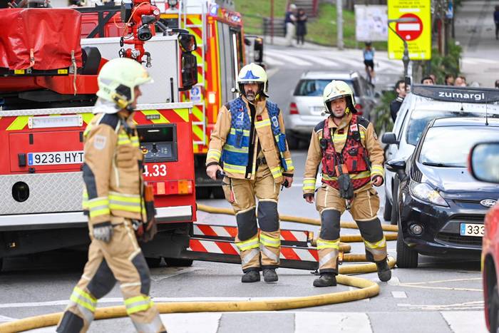 Sua piztu da Amaia plazako etxebizitza bloke batean, eta bizilagunak eraikinetik aterarazi dituzte