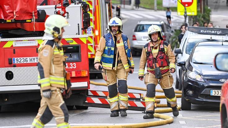 Sua piztu da Amaia plazako etxebizitza bloke batean, eta bizilagunak eraikinetik aterarazi dituzte