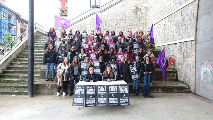 Festen atarian, erasoen aurkako protokoloa aurkeztu du Zumaiako Mugimendu Feministak