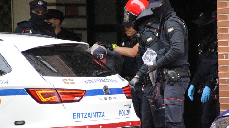 Hiru lagun atxilotu dituzte Araba kaleko eraikin batean