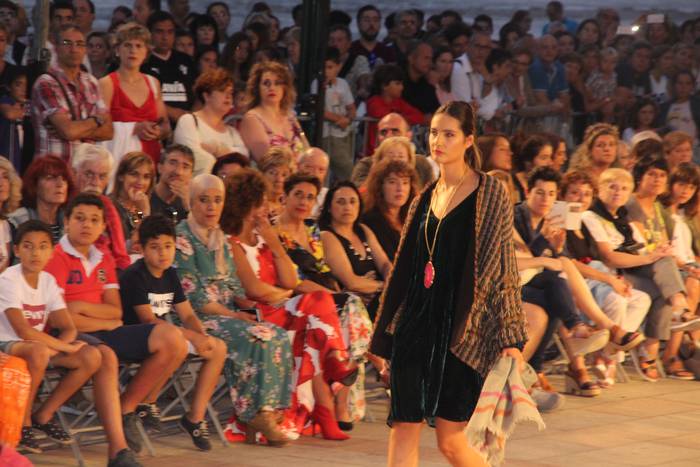 Jendetza bildu zen larunbat iluntzean Murkil merkatari elkartearen moda desfilean
