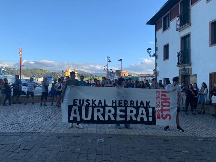 Elkarretaratzea egin dute Barbado eta Zelaiaren espetxeratzeko agindua salatzeko