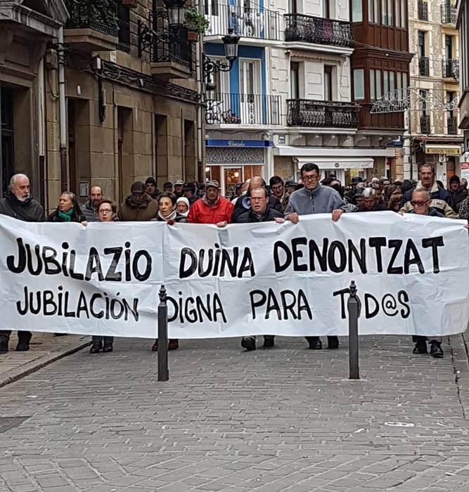 Pentsio duinen aldeko manifestazioa egin da gaur eguerdian