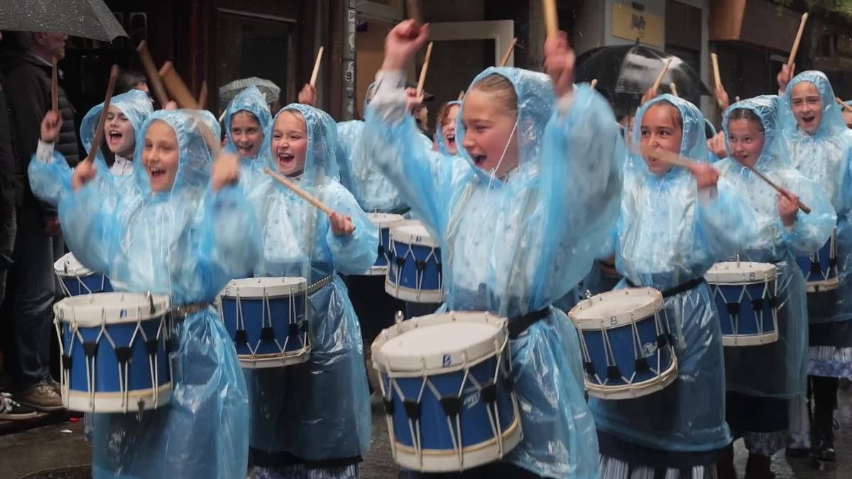 Bustita zein lehorrean, danborradan dena eman zuten Azkoitiko haurrek