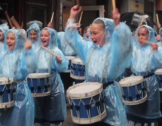 Bustita zein lehorrean, danborradan dena eman zuten Azkoitiko haurrek