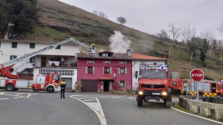 Suhiltzaileek itzali behar izan dute Oikiako etxebizitza batean piztutako sua
