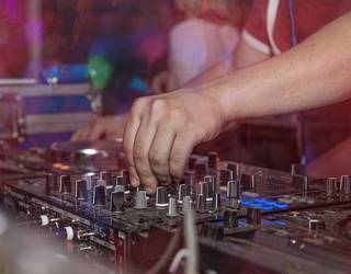 Galiano, Billy eta Etxekoi DJak izango dira larunbatean Hiruputzun