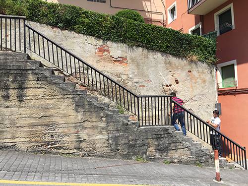 Bihar hasiko dituzte Orioko Antxiola 13 portalaren aurreko terraza konpontzeko lanak