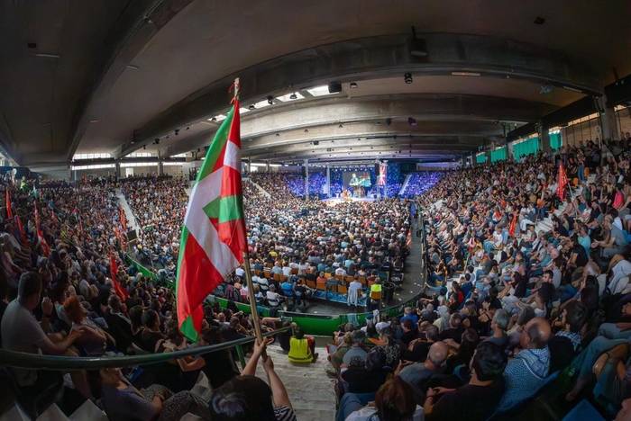 Iruñeko Anaitasuna kiroldegia bete du Txikiren eta Otaegiren memoriak