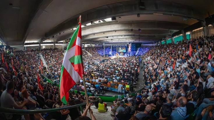 Iruñeko Anaitasuna kiroldegia bete du Txikiren eta Otaegiren memoriak