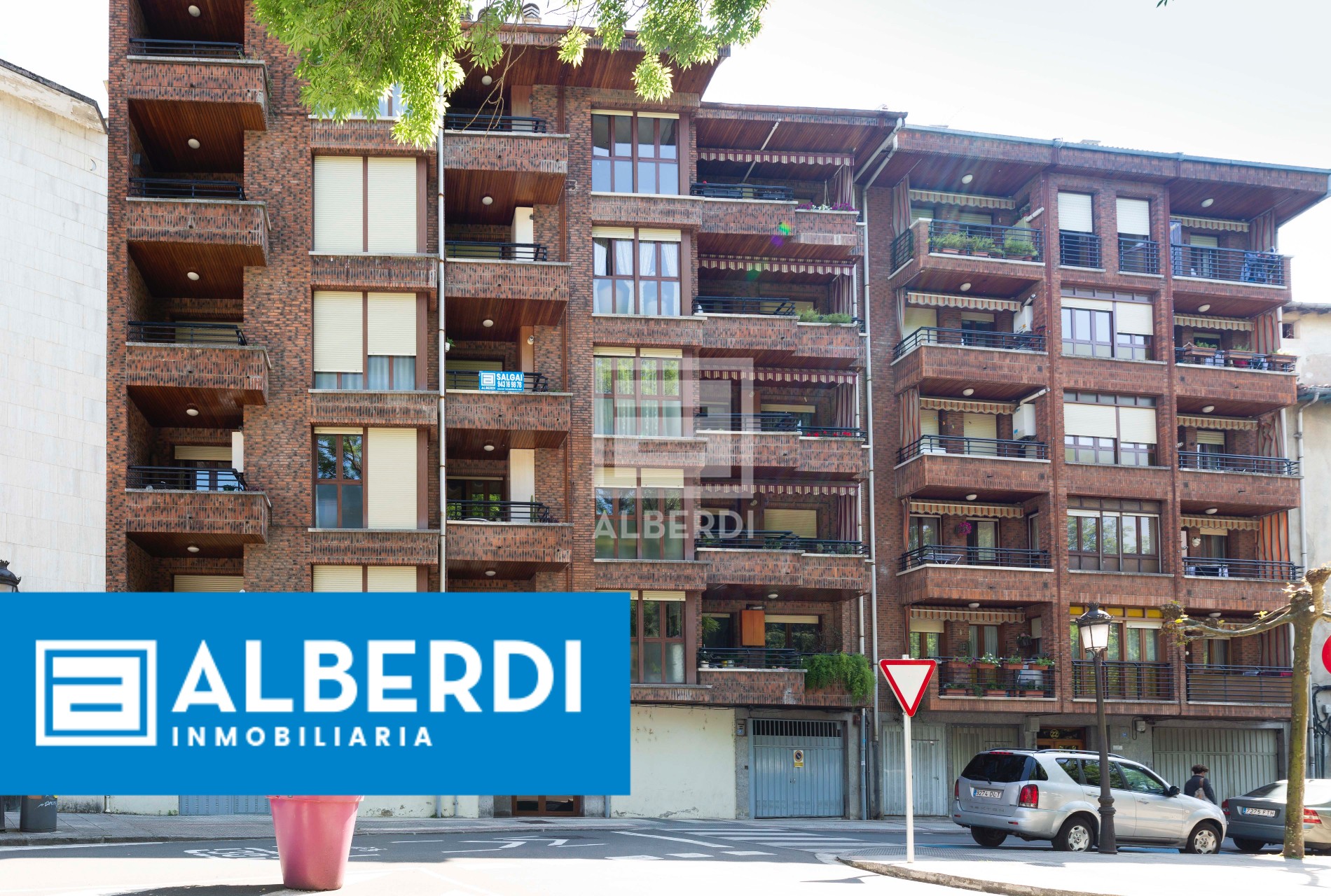 Alberdi Inmobiliaria: lau logelako etxebizitza aparta Aingeru kalean