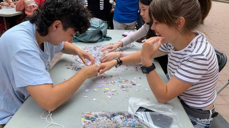 SKAPAko mus eta puzzle txapelketekin hasi dira jai giroan murgiltzen auzotarrak