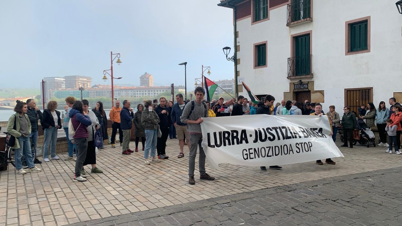 Palestinaren kontrako genozidio "jasanezina" geldiaraztea eskatu dute Zumaian ere