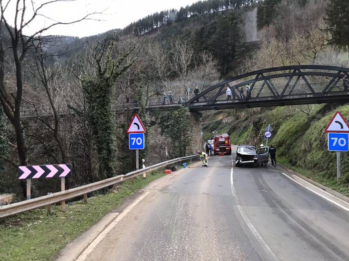 Auto batek istripua izan du Azkoitia eta Zumarraga arteko errepidean