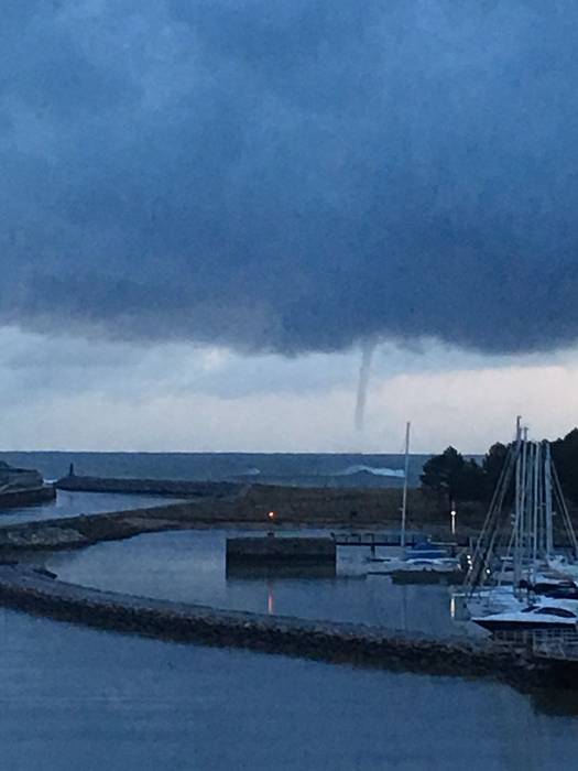 Traganarru bat igaro da goizean Zumaia aurretik