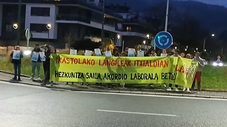 Ikastolan igaro dute gaua Ikasberriko langileek, Hezkuntza sailari sinatutakoa bete dezala eskatzeko