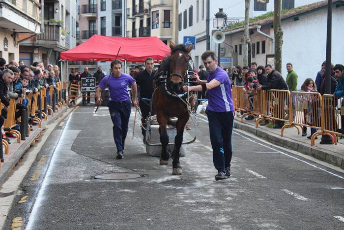 Eguraldia lagun ari dira ospatzen Azkoitiko Baztarrikalde kaleko festak