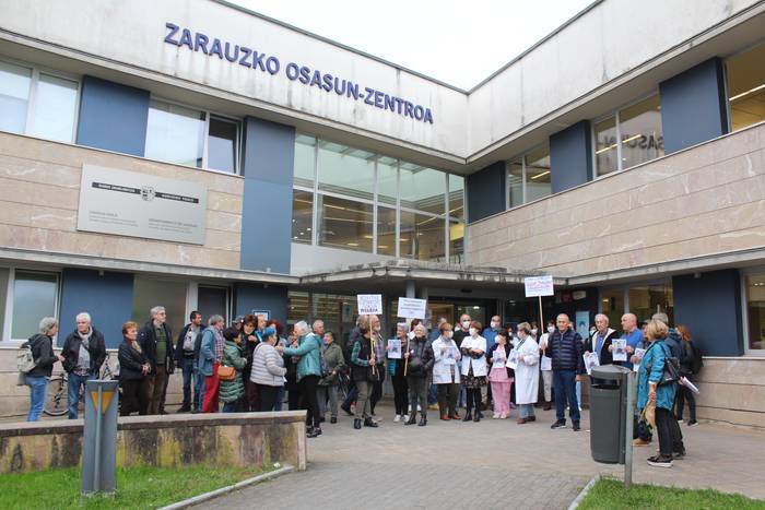 Osasun publikoaren alde elkarretaratzeak egin dituzte eskualdeko herri handienetan