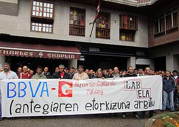 Corrugadosekoak BBVA-ren aurrean