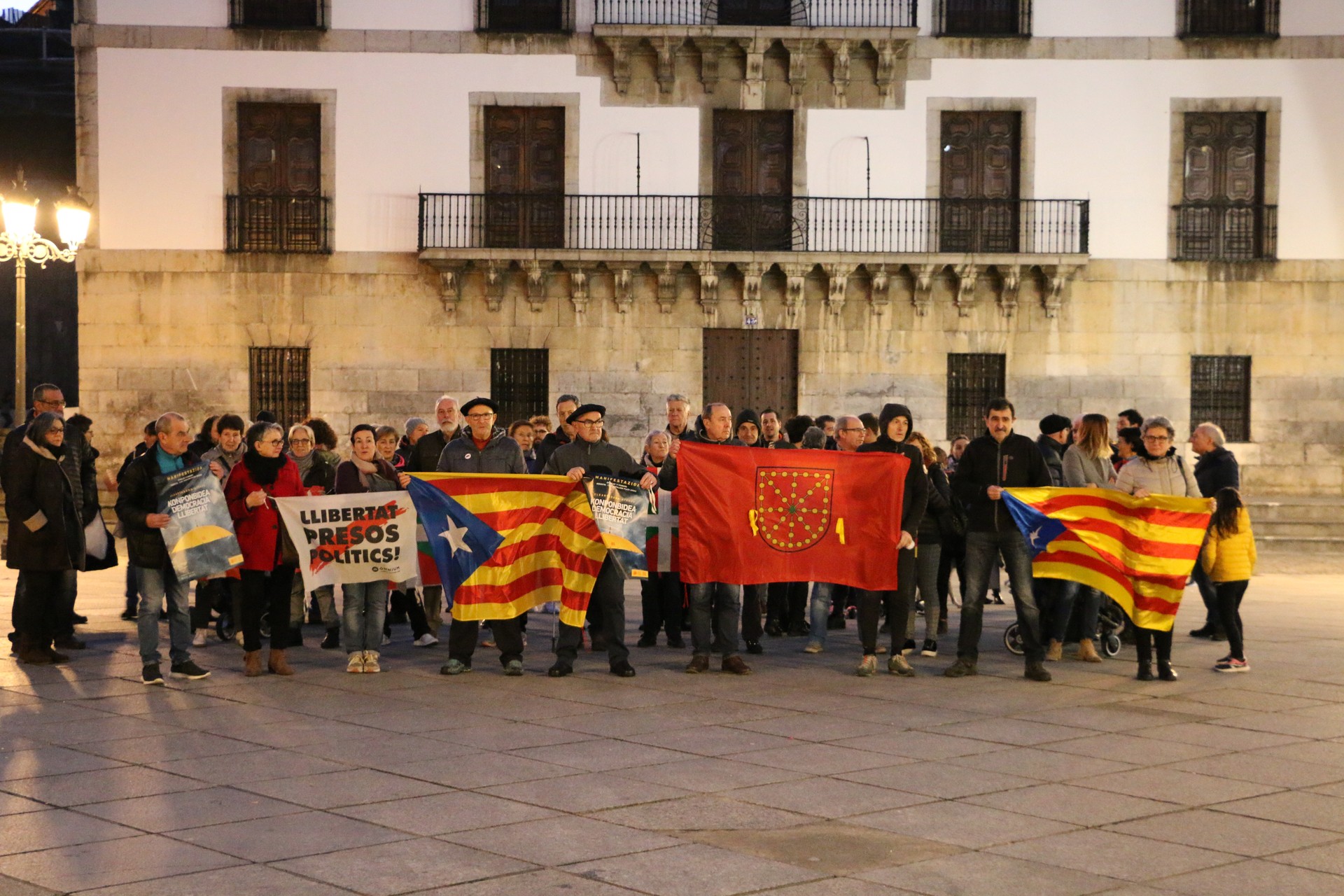 Kataluniako buruzagi independentistei babesa adierazi diete dozenaka herritarrek