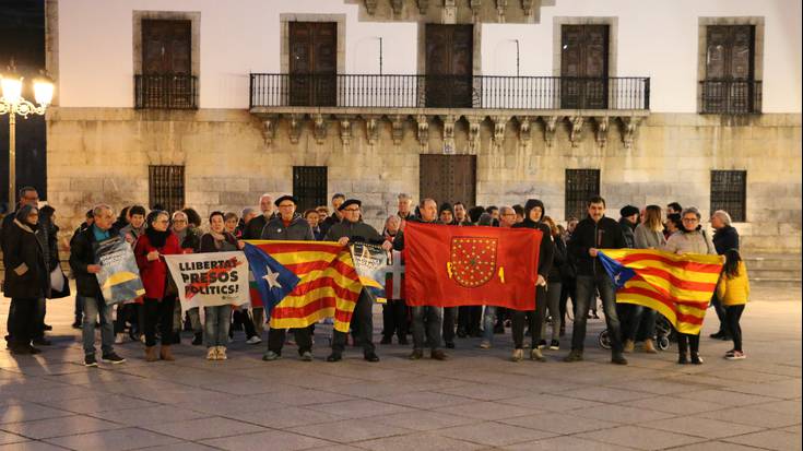 Kataluniako buruzagi independentistei babesa adierazi diete dozenaka herritarrek