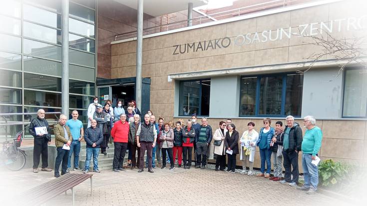 Osasungintza publikoaren aldeko elkarretaratzea egin dute anbulatorio aurrean