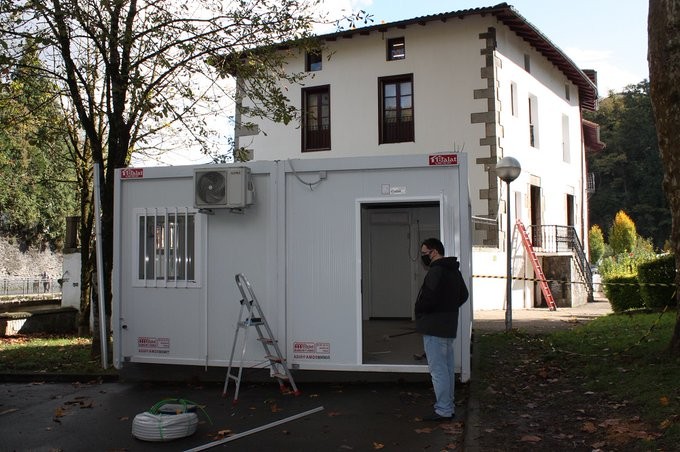 PCR probak egiteko eta COVID-19aren sintomak dituzten pertsonak artatzeko gune berria egokitu dute anbulatorioan