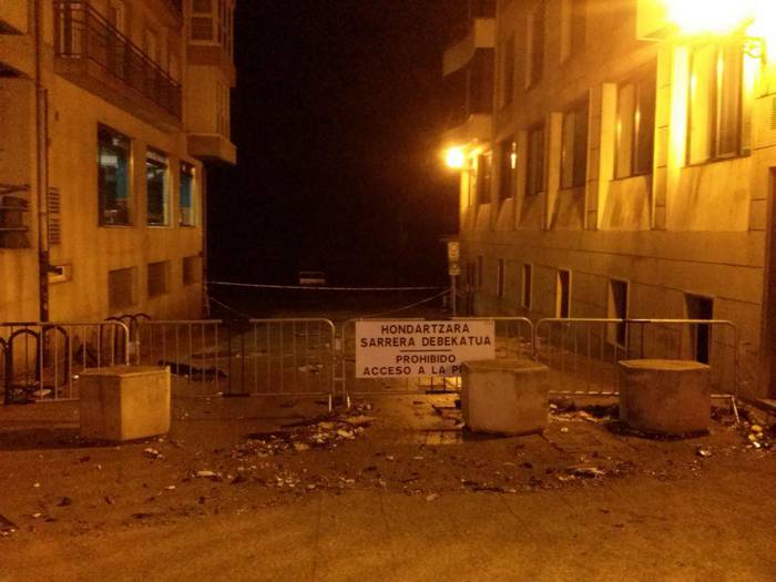 Gaueko itsaskiak kalte ugari eragin du Zarautzen