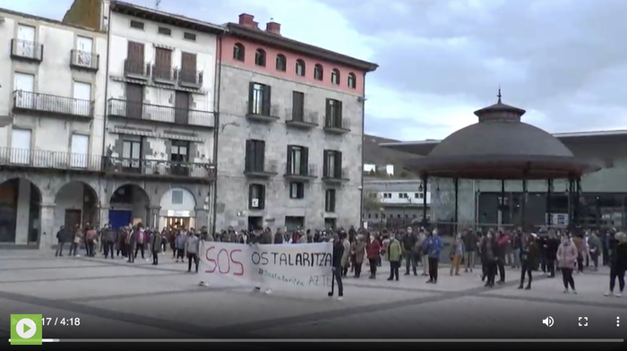 Protesta jendetsua egin dute Azpeitiko ostalariek azken neurri murriztaileen aurrean