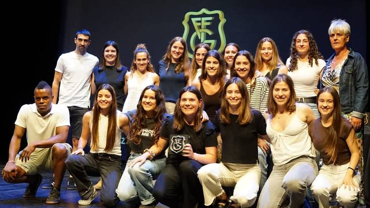 Talde nabarmenduaren saria jaso du emakumeen Zumaiakok Gipuzkoako futbol galan
