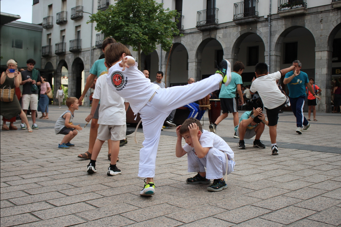 Capoeira probatu nahi duten haurrentzat ate irekien saioa egingo dute zapatuan Betharramen