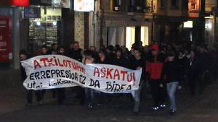 Atxiloketen aurrean, larunbatean Bilbora joateko deia egin du Zumaiako Ezker Abertzaleak
