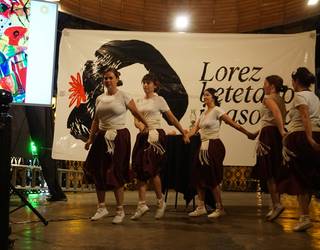 Aldarriz eta umorez betetako agur goxoa