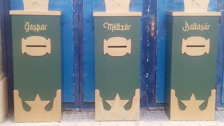 Errege Magoei gutunak bidaltzeko postontziak jarri dituzte