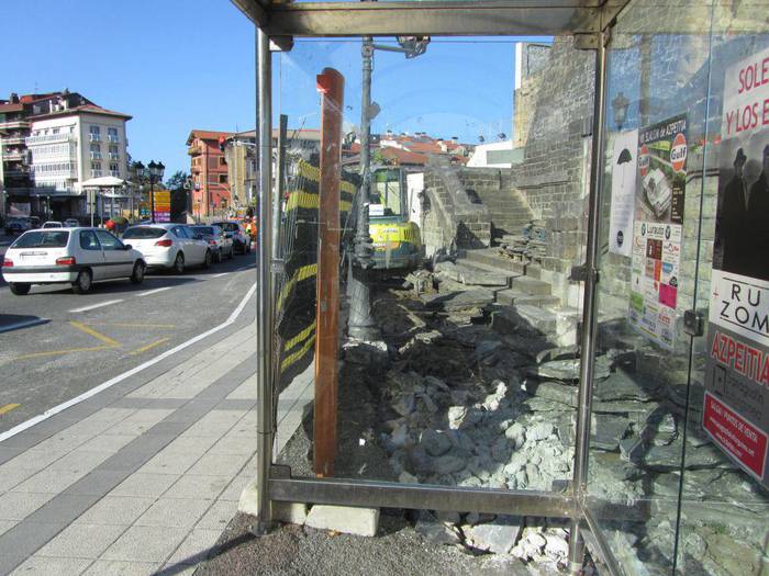 Zumaiako norantzako autobus geltokia egokitzen ari dira Getarian