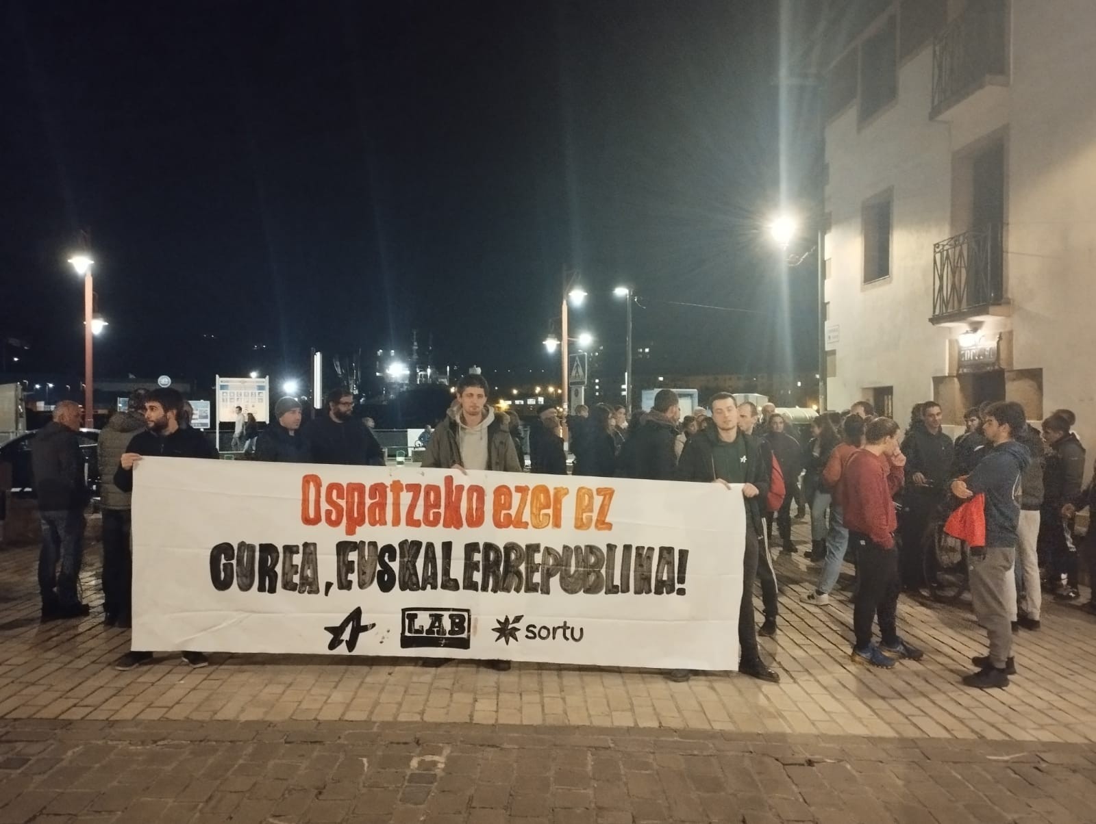 Euskal Errepublika aldarrikatzeko elkarretaratzea egin dute