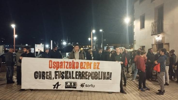 Euskal Errepublika aldarrikatzeko elkarretaratzea egin dute