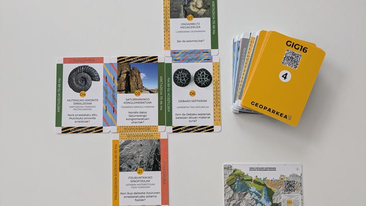 Geologia modu dibertigarrian ikasteko karta jokoa ondu du Geoparkeak
