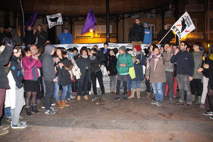 Zarauzko PSE-EE: "Onartezina da hiltzaileak heroiak bailiran omentzea"