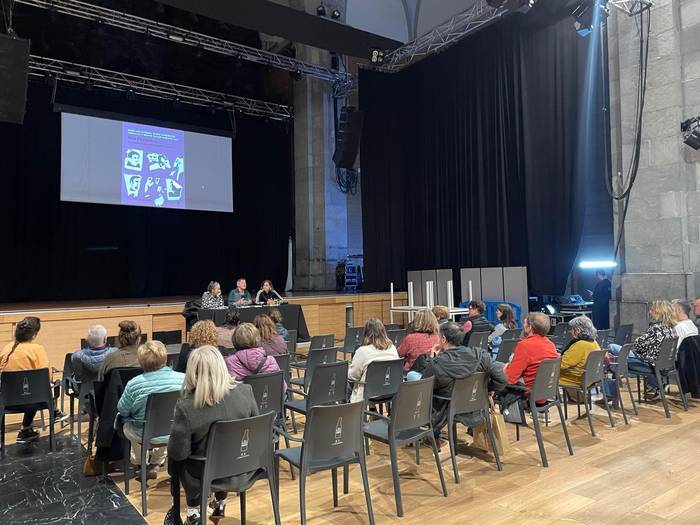 'Sin permiso' liburua aurkeztu dute dozenaka lagunen aurrean