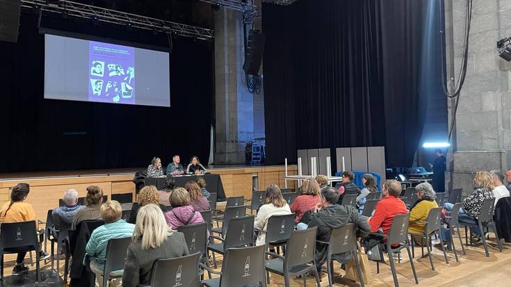 'Sin permiso' liburua aurkeztu dute dozenaka lagunen aurrean