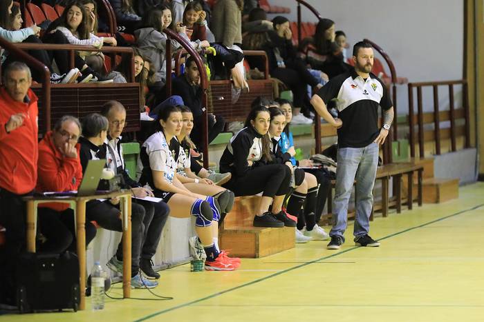 Zortzi jokalarik eman dute positibo Amenabar eta Aiala eskubaloi taldeetan