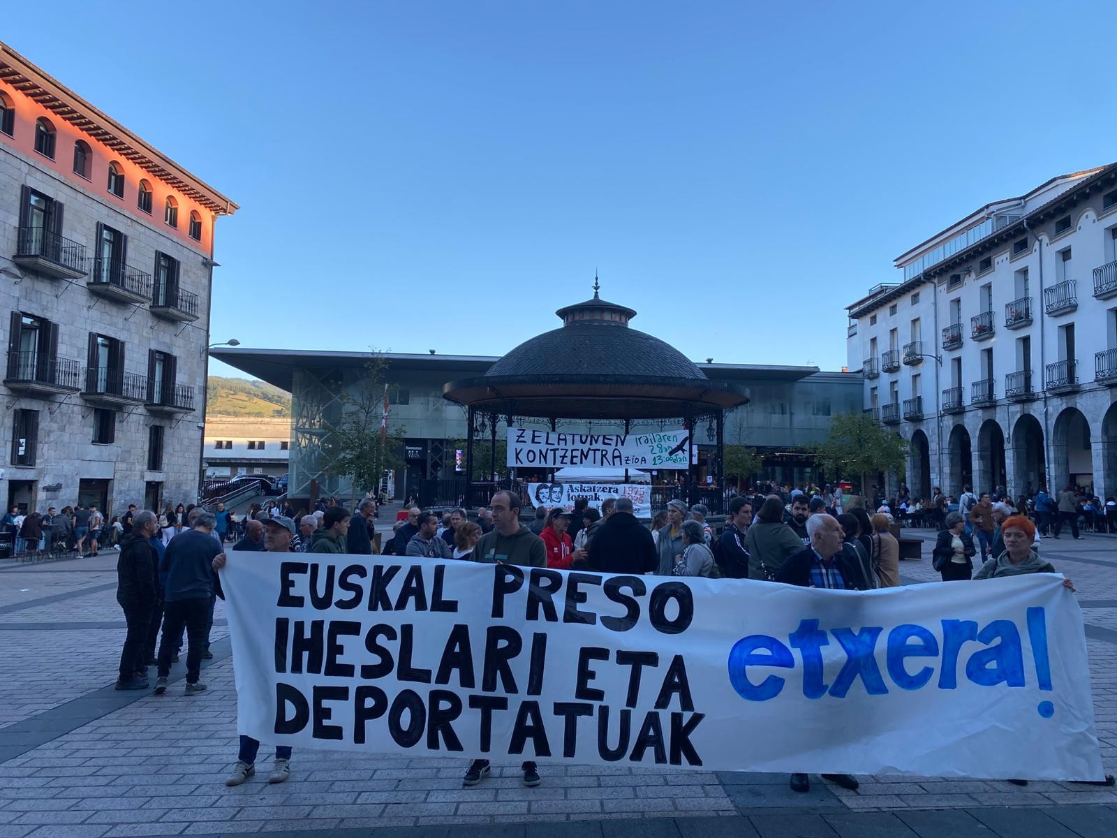 Euskal presoen eskubideak aldarrikatu dituzte plazan